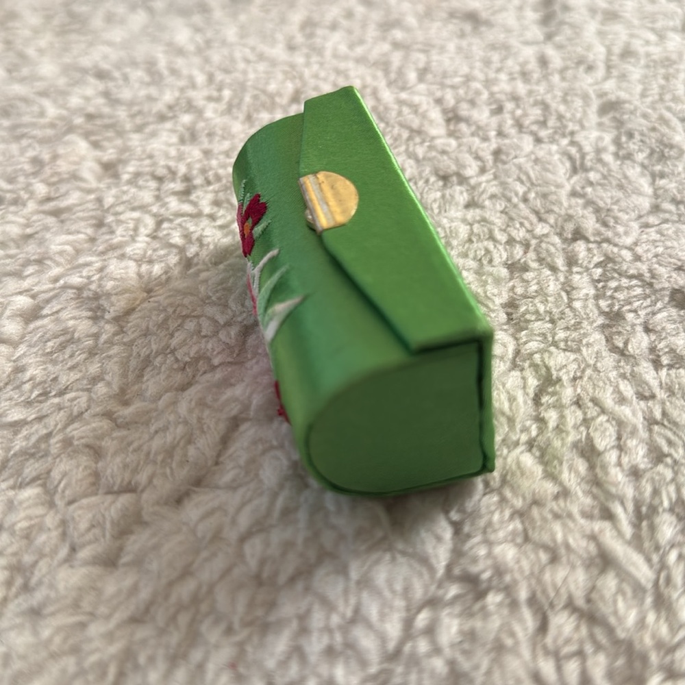 NWOT Vintage Green Silky Floral Embroidered Lipstick Case with Mirror - Picture 4 of 4